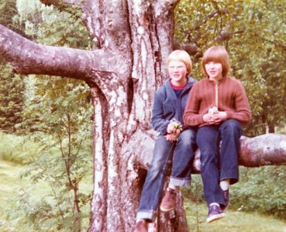 Green Tights -kirjan tekijät Riikka Rissanen (oikealla) ja Leena Kumpulainen istumassa ikivanhan kotikoivun oksalla Itikan tilalla Iisalmessa. Valokuva vuodelta 1974. © Kirjailijan kotialbumi